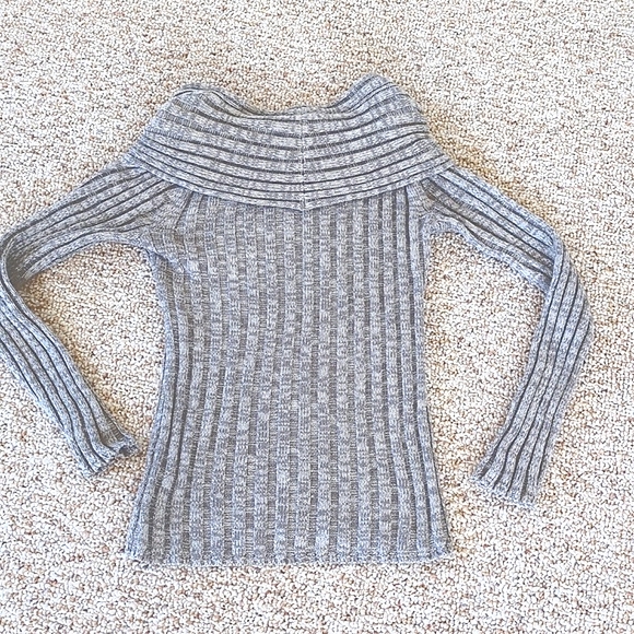 Apt 9 gray off the shoulder sweater with subtle iridescence. Size M - Picture 2 of 10